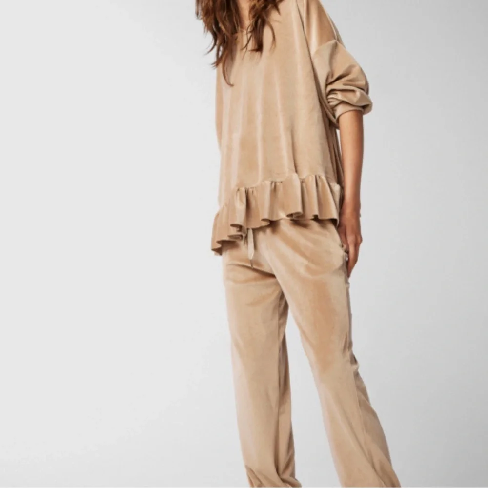 🎉 HP 🖤 Bella Velvety Soft and Chic Hooded Pullover NWT - Picture 4 of 6